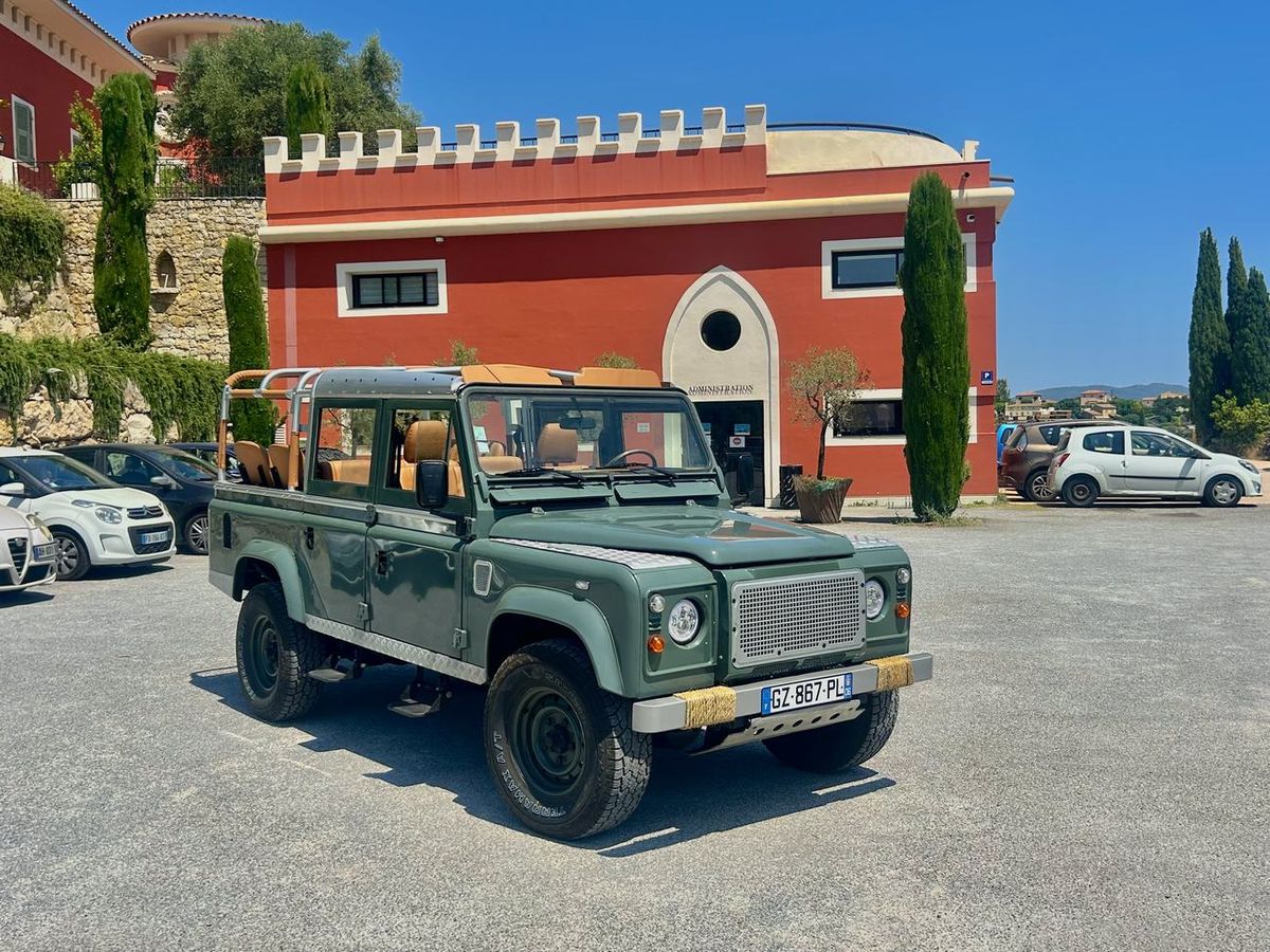 Le Defender devant le Château de Crémat, pour une arrivée remarquée