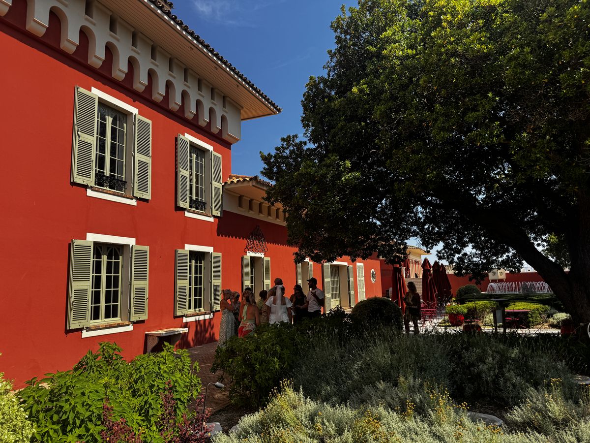 Les jardins du Château de Crémat, fontaine et terrasse ombragée où les invités flânent