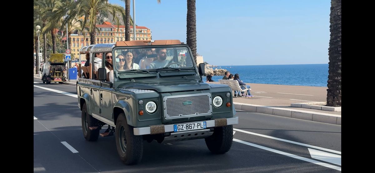 Le Defender en mouvement, invités à bord, toit ouvert