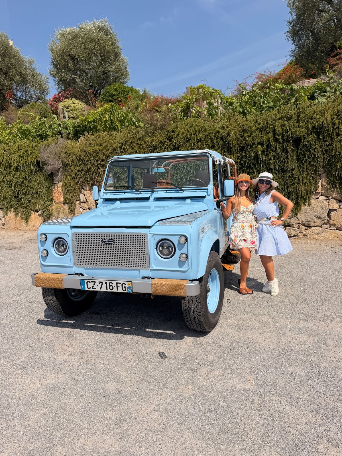 Le Defender au cœur des vignes du Château de Crémat