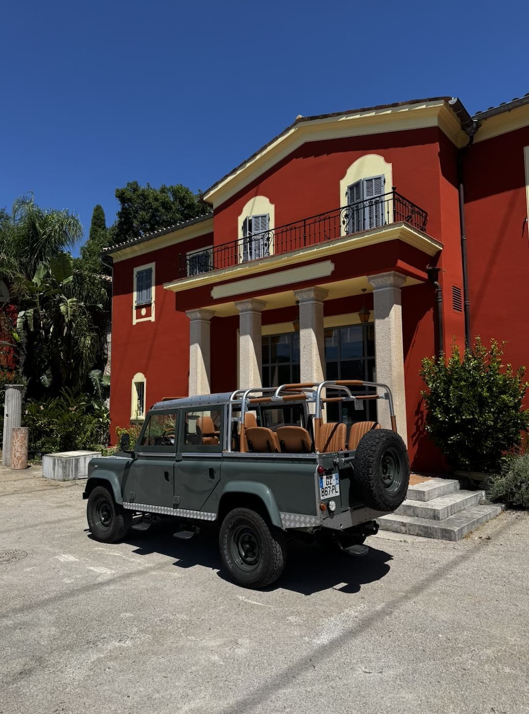 Land Rover Defender devant le Château de Crémat