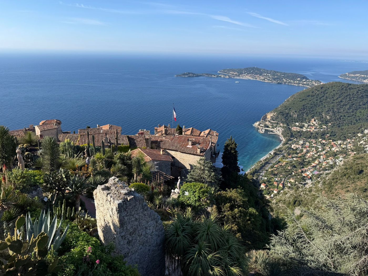 Vue plongeante sur les toits du village d'Èze, la Méditerranée et le Cap Ferrat