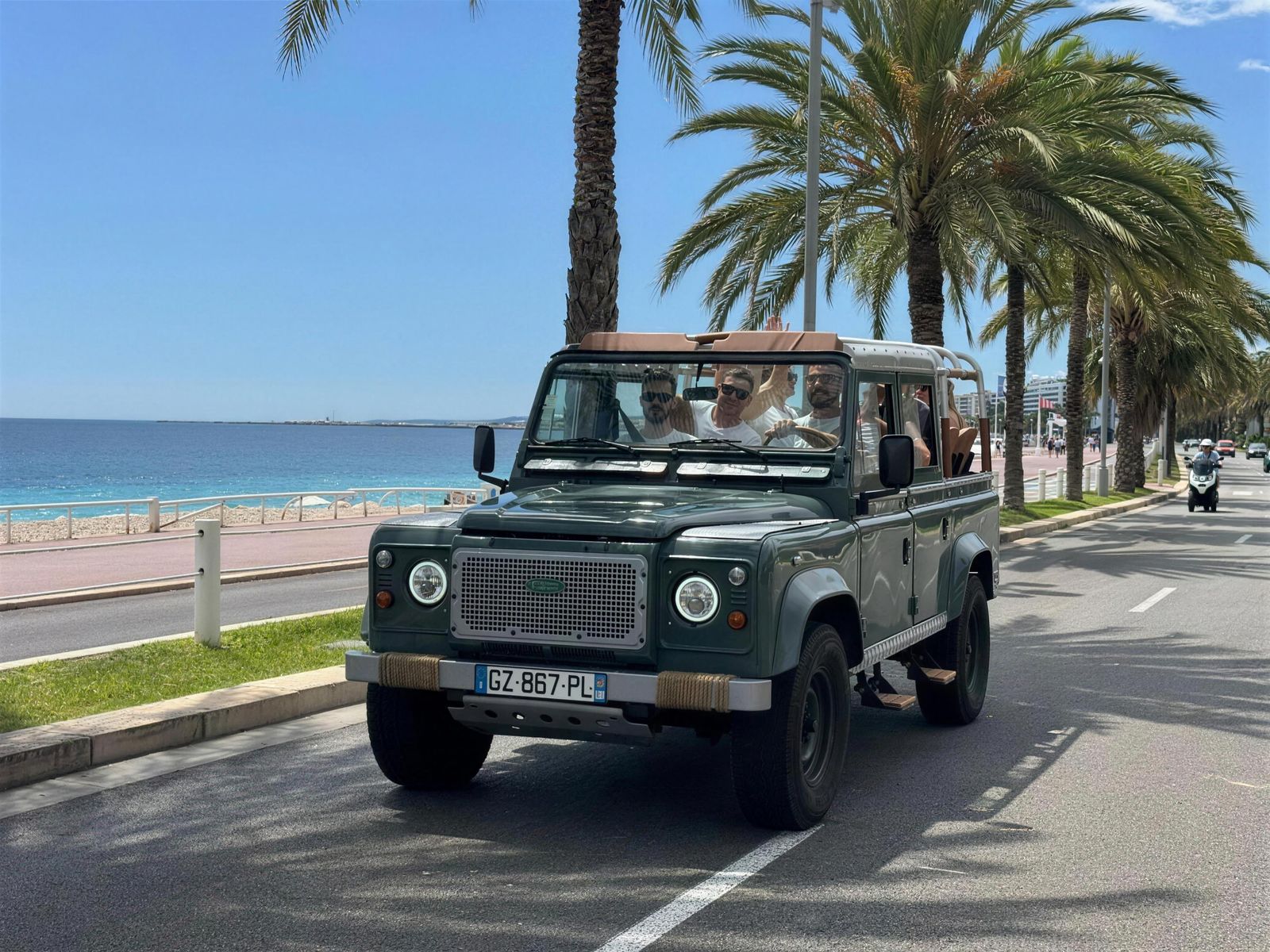 Land Rover Defender vintage sur la Promenade des Anglais, Nice